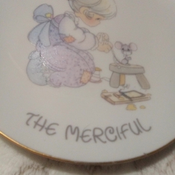 PRECIOUS moments collector plate. 6.5 inches. Says "blessed are the merciful" - Picture 4 of 5